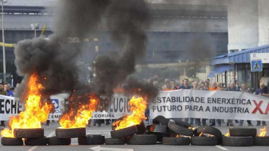 Una barricada montada por los trabajadores de Alcoa en una de las últimas protestas. // Carlos Pardellas