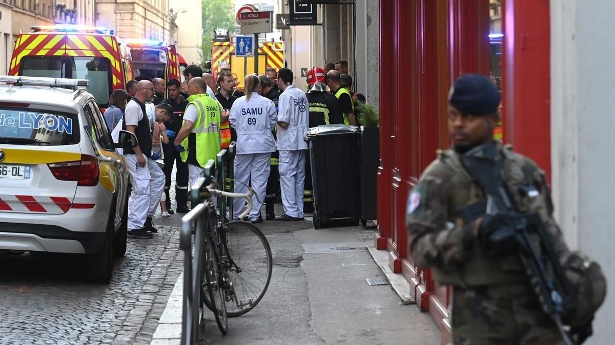 zentauroepp48309132 french security and emergency workers block the area followi190524190744