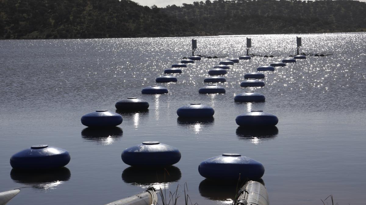 Toma de agua flotante para el trasvase urgente de agua de La Colada a Sierra Boyera.