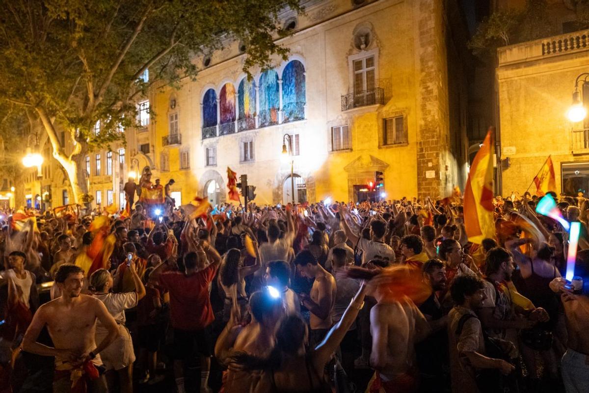 Miles de personas celebran en Palma la victoria de España frente a Argentina en la final del Mundial