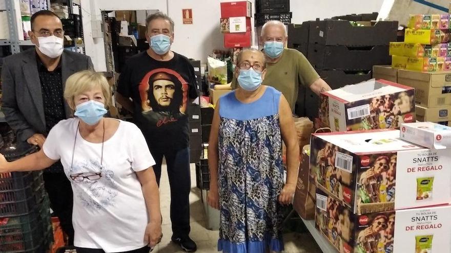 Curro López, con voluntarios de la Asociación de Vecinos de Lagunillas, esta semana en la sede.