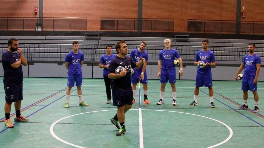 Edu García Valiente da órdenes a los jugadores durante la sesión de entrenamientos.