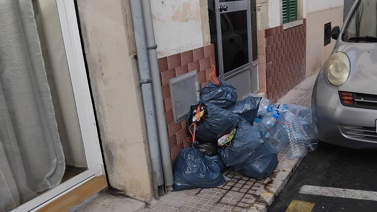 Bolsas de basura acumuladas en la vía pública de Llucmajor
