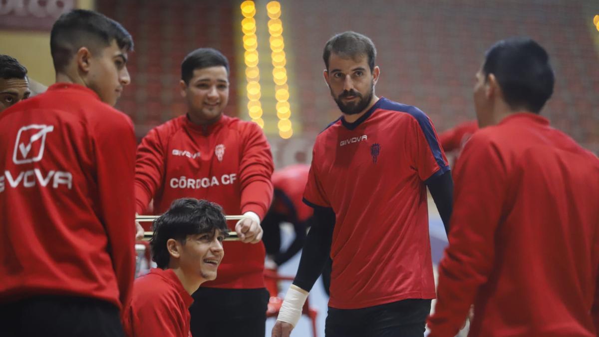 Fabio Alvira, portero del Córdoba Futsal, en el centro de la imagen.