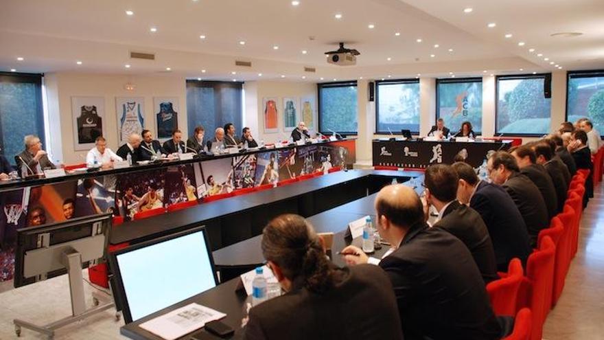 Imagen de la Asamblea General de la ACB celebrada ayer en Barcelona, en la que el Unicaja estuvo representado por presidente y gerente.