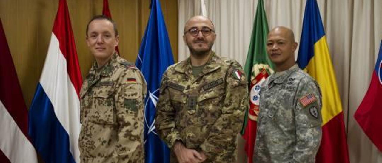 El comandante alemán Kaufmann, el teniente coronel italiano Fratta y el comandante estadounidense Ramírez, ayer, en el cuartel de Bétera.