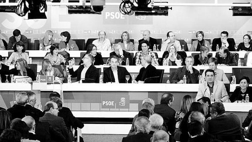 El presidente del Gobierno y líder del PSOE (en el centro), durante el primer comité federal de 2010 del partido.