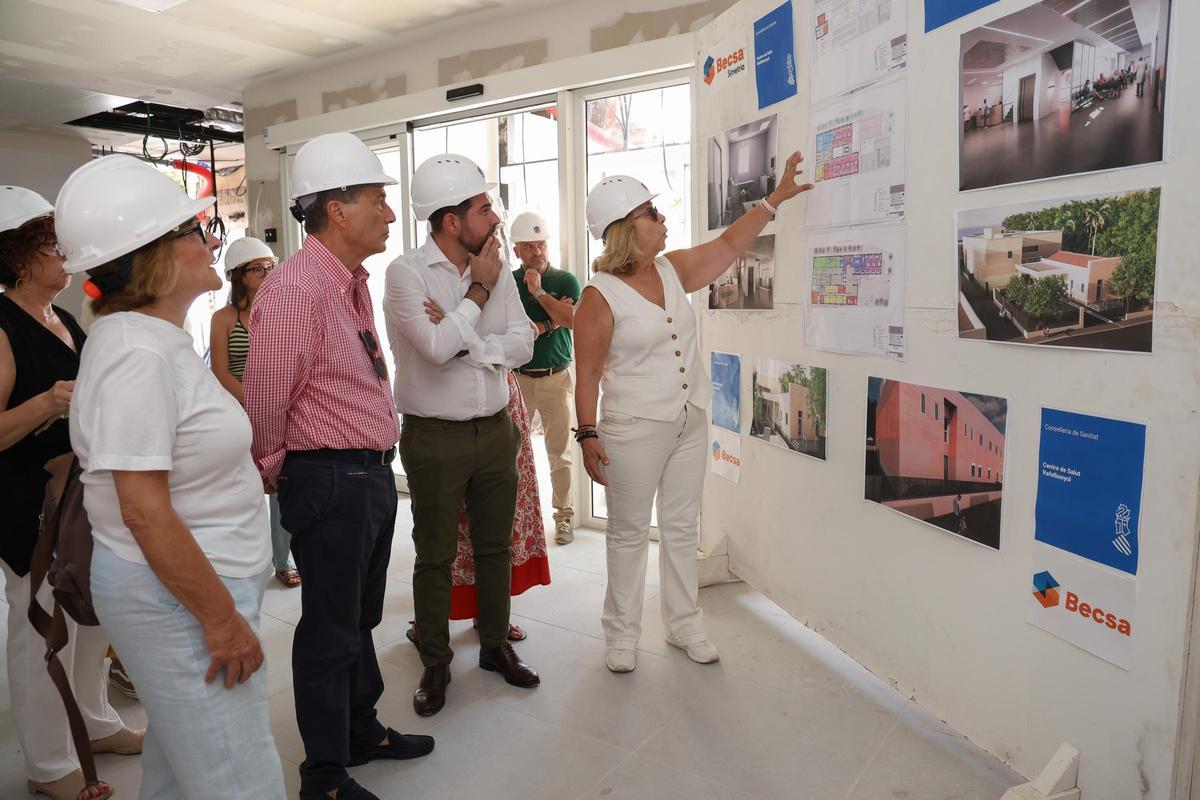 Marciano Gómez junto al alcalde Fran López escuchan los detalles técnicos de la obra.
