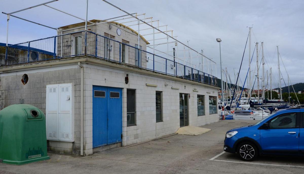 Restaurante cafetería ubicado en el puerto de Cangas, que gestionaba el Cub Náutico. | // G.NÚÑEZ
