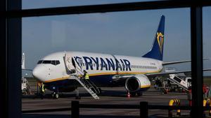 Un avión de Ryanair en el aeropuerto de Berlín.