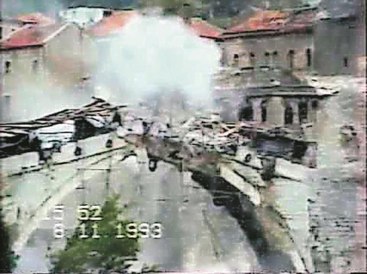 el atractivo de la guerra. Las huellas del conflicto de Bosnia atraen cada año a miles de turistas a la ciudad de Mostar. Primero para comprobar la «resurrección» del Puente Viejo. Después, para  observar los vestigios de un conflicto que mantiene paralizado el país. Como testimonio, edificios arrasados por la metralla.