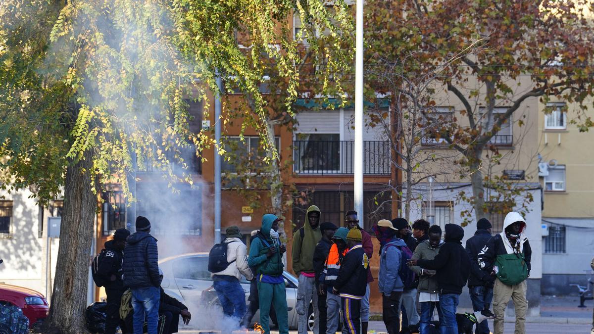 Imagen de este jueves del espacio donde el medio centenar de personas que fueron desalojadas del B9 han pasado la noche