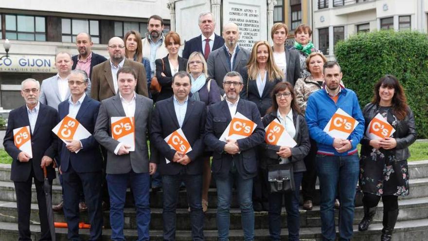 José Carlos Fernández Sarasola (en primera fila, cuarto por la derecha), con los candidatos a ediles.