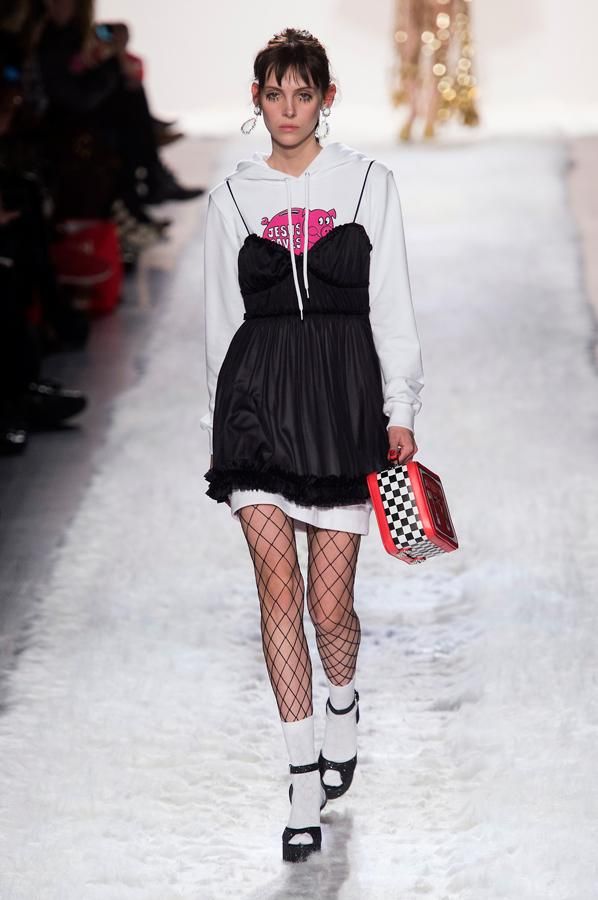 Medias de rejilla en el desfile de Jeremy Scott