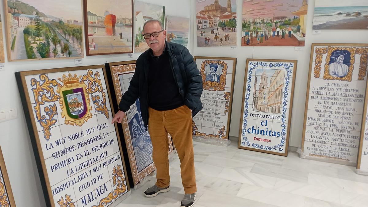 José Luis Pavón, la semana pasada en la Federación de Peñas, con los azulejos restaurados del Chinitas.