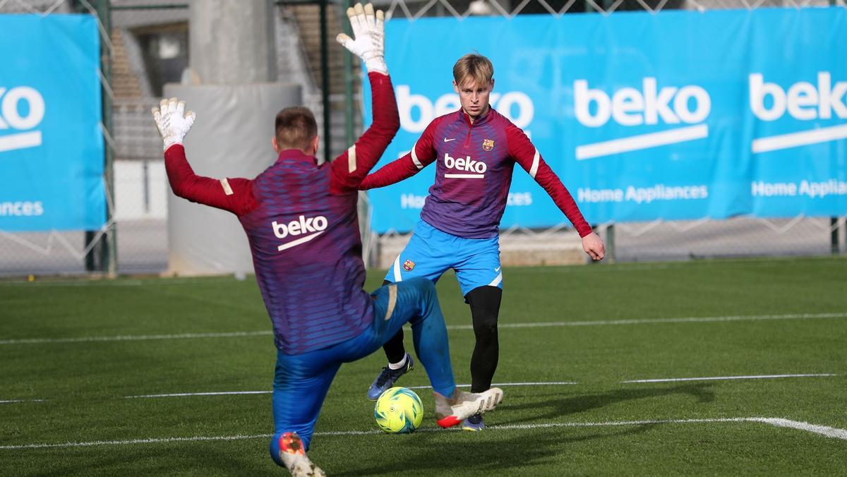 Frenkie de Jong encara a Ter Stegen en un partidillo.