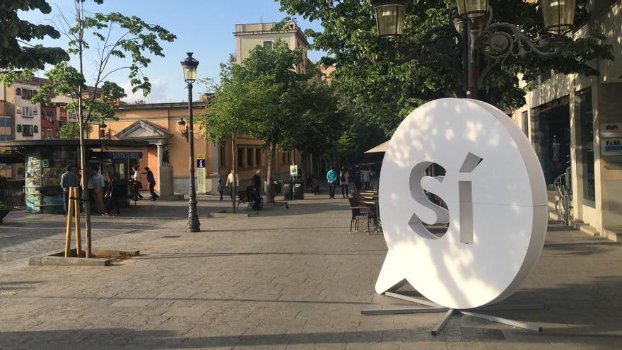 Apareix un «sí» gegant a la Rambla de Girona i a Camprodon