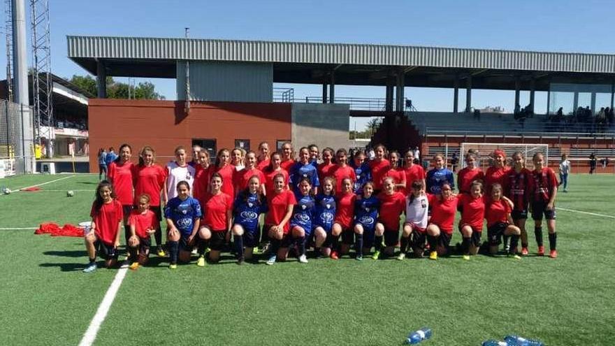 Foto de familia de las participantes en el triangular amistoso de F8 femenino jugado en el Cortizo.