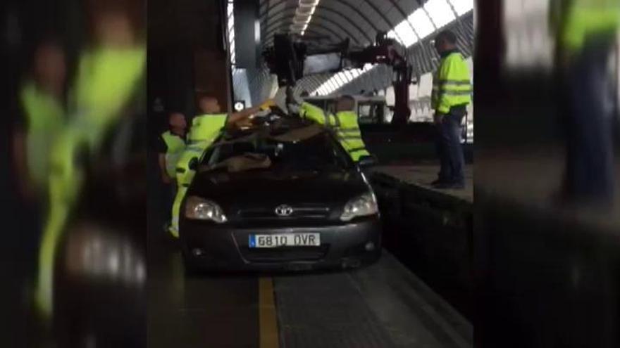 Un conductor de 70 años acaba con su coche dentro de la estación de tren de Sevilla