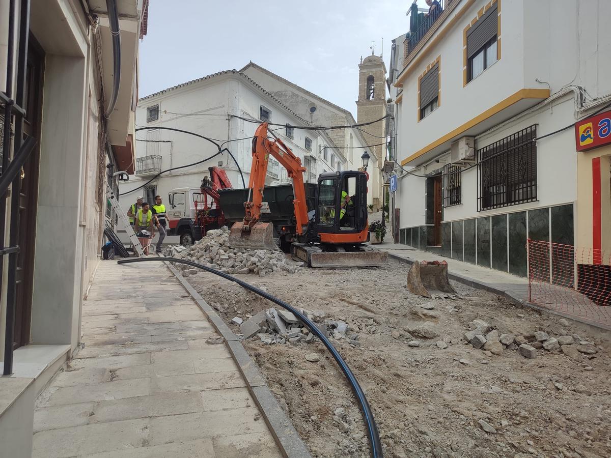 Maquinaria pesada en las obras de la calle Amador de los Ríos.