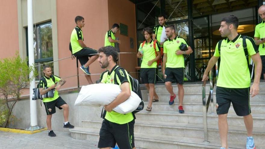 Los jugadores del Elche saliendo del hotel Milenio para coger el autocar