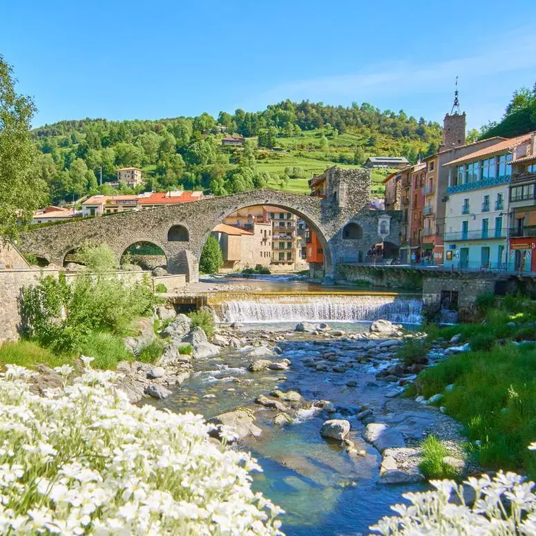 La "pequeña Suiza catalana” del Pirineo tiene un monasterio del siglo X y las galletas más antiguas de España