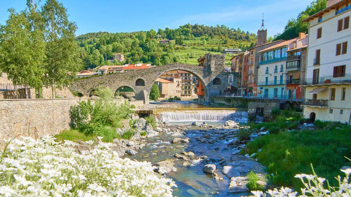 El pueblo de origen medieval al que van las familias catalanas