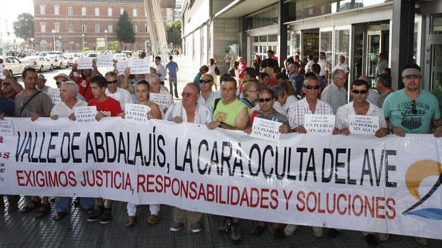 Vecinos del Valle de Abdalajís el pasado año en una protesta.