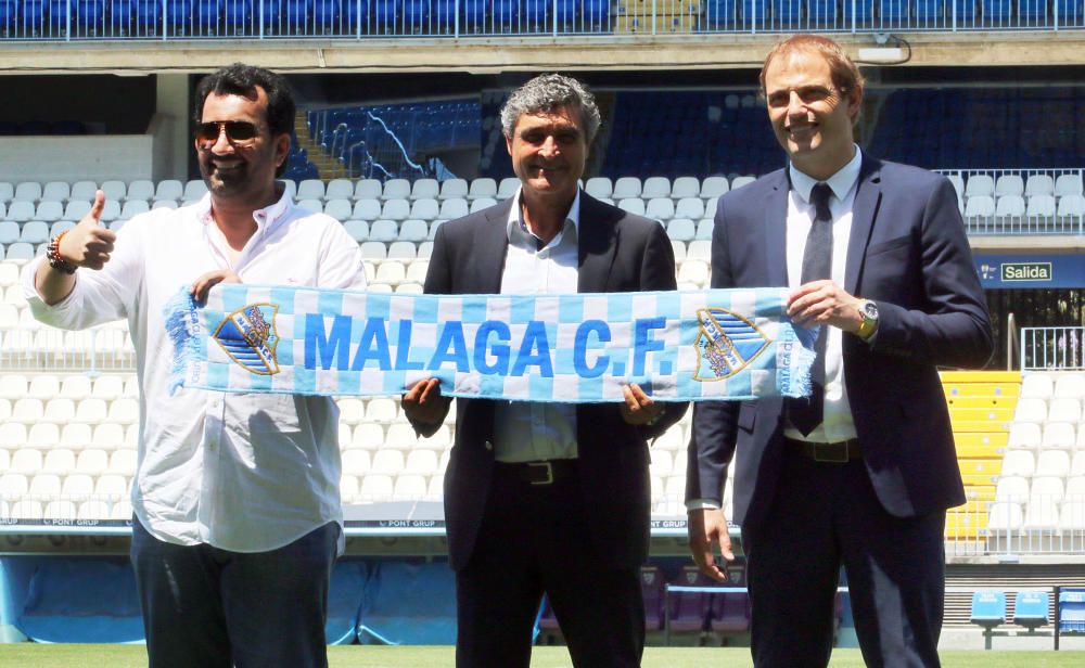 Juande Ramos regresa al Málaga CF. El jeque Al-Thani le ha acompañado en su presentación.