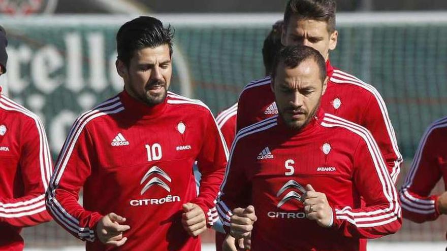 Nolito, Marcelo Díaz y Radoja, ayer, en A Madroa. // Ricardo Grobas