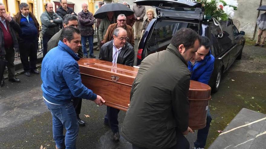 El féretro con los restos mortales de Tomás Fernández, ayer, en Infiesto.