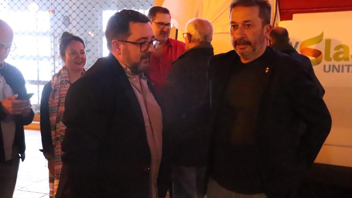 El guanyador de les eleccions a Blanes, Jordi Hernández (PSC), saluda a l’anterior guanyador i alcalde del municipi, Àngel Canosa (ERC), a la porta de l’Ajuntament