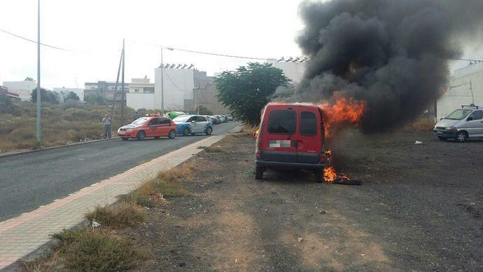 Incendio de un vehículo al lado del Centro de Salud de Ingenio
