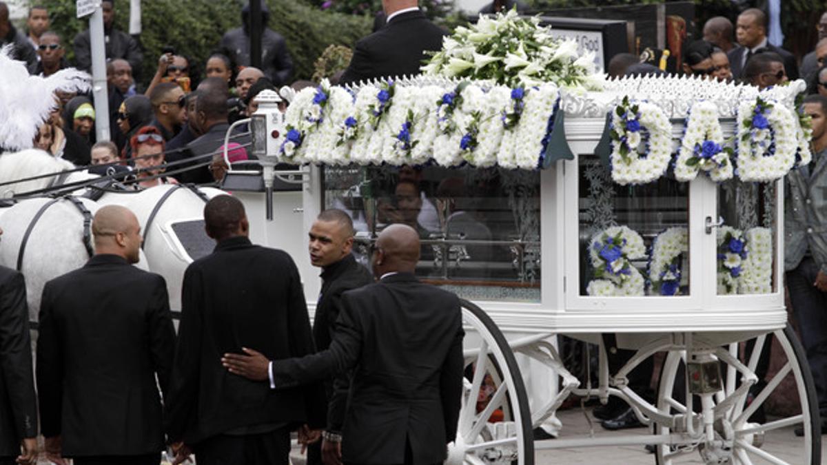 Familiares de Mark Duggan, con su carroza fúnebre, en Londres.