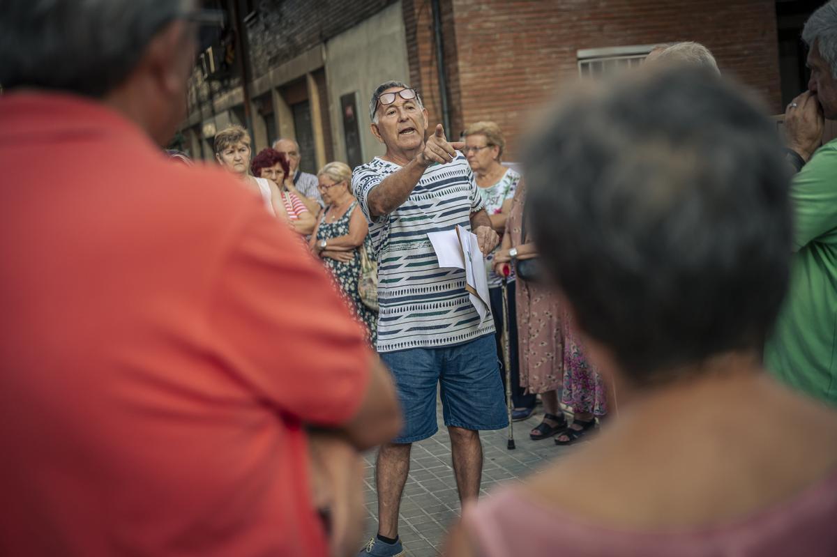 Residentes y vecinos cercanos de unas naves ocupadas en LHospitalet