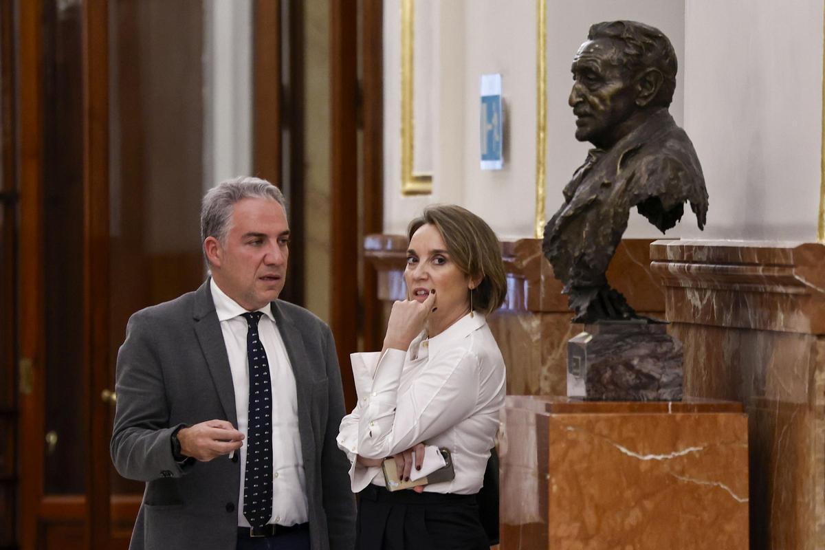 Los diputados del PP, Elías Bendodo y Cuca Gamarra, durante el Pleno del Congreso de los Diputados.