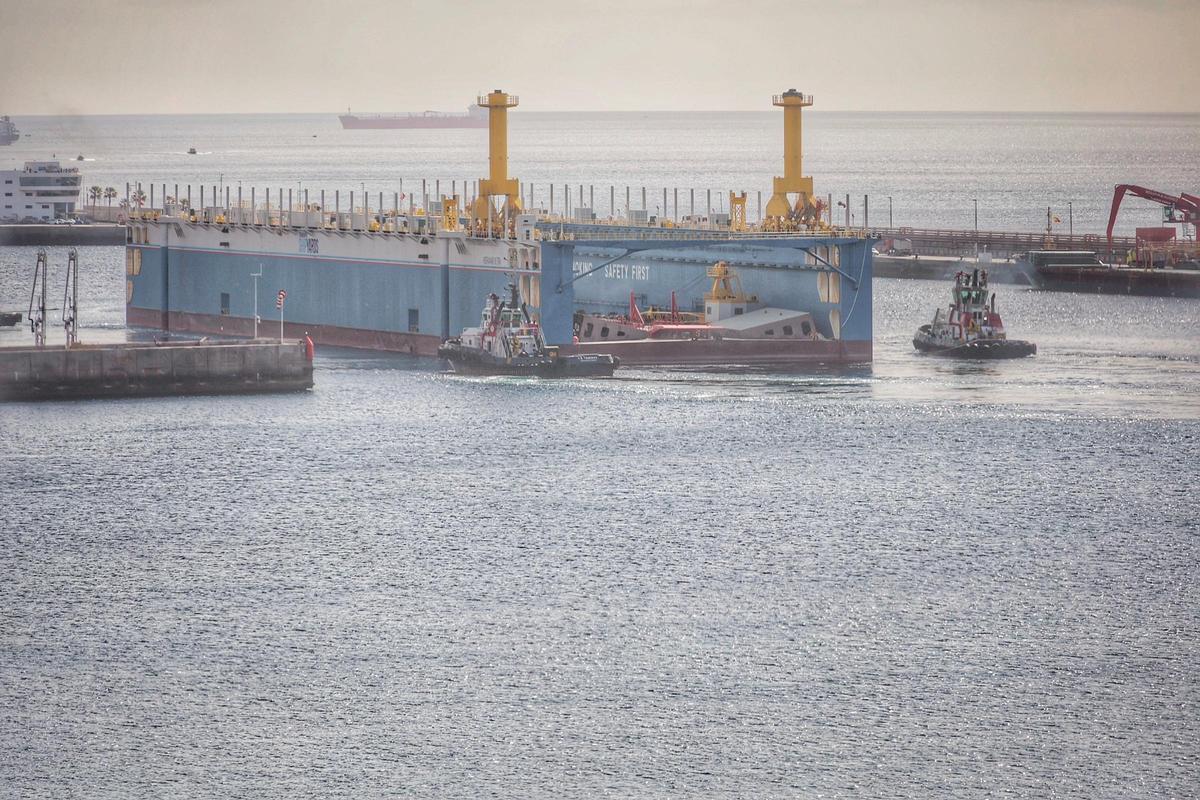 Llegada del primer dique flotante al Puerto Santa Cruz de Tenerife desde China Llegada del primer dique flotante al Puerto Santa Cruz de Tenerife desde China