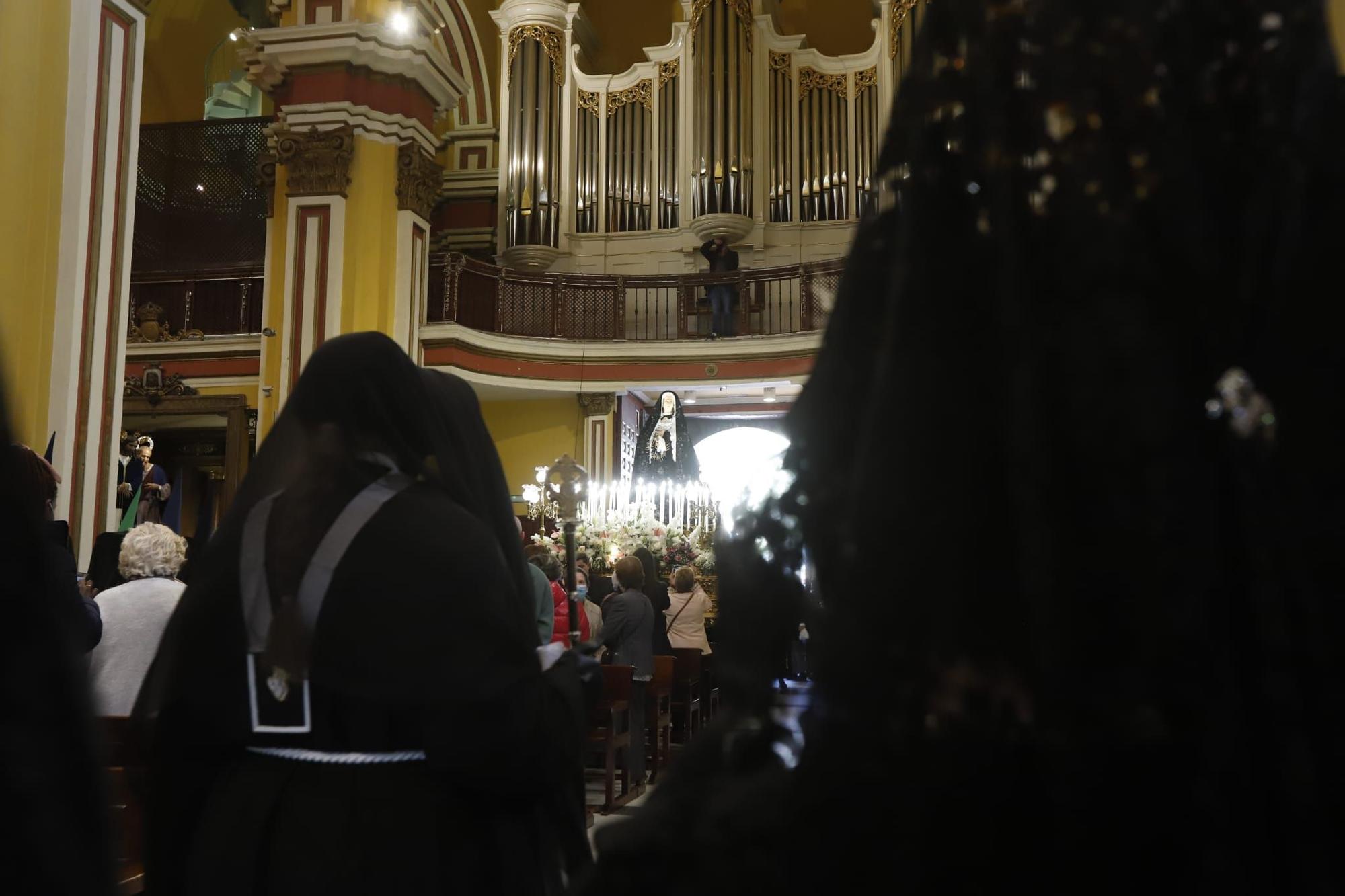 Sábado Santo en Zaragoza: procesión de La Soledad, en imágenes