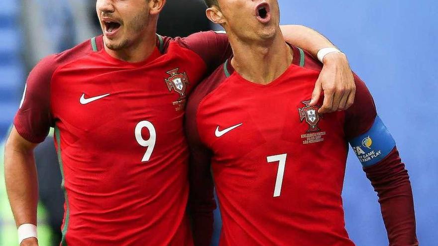 Cristiano Ronaldo celebra su gol con André Silva.