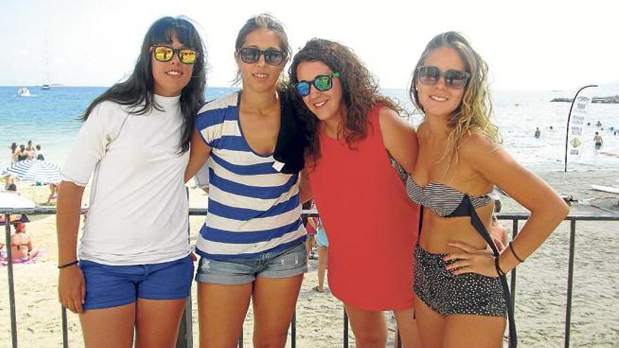 La turista catalana (segunda por la derecha) con sus amigas en la playa.