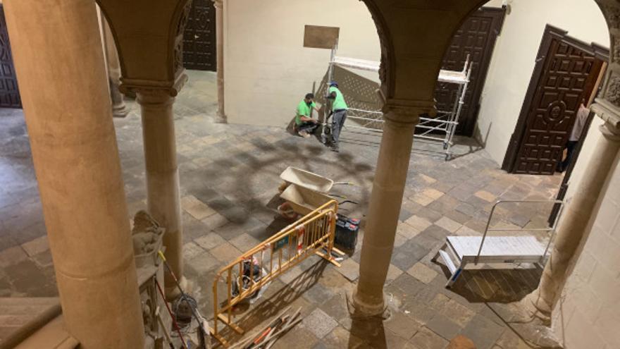 Inicio de las obras de acondicionamiento del patio del Ayuntamiento de Huesca