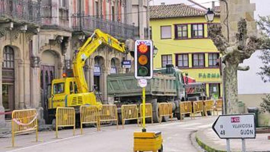 Las obras en la N-632, a su paso por el centro de Colunga.