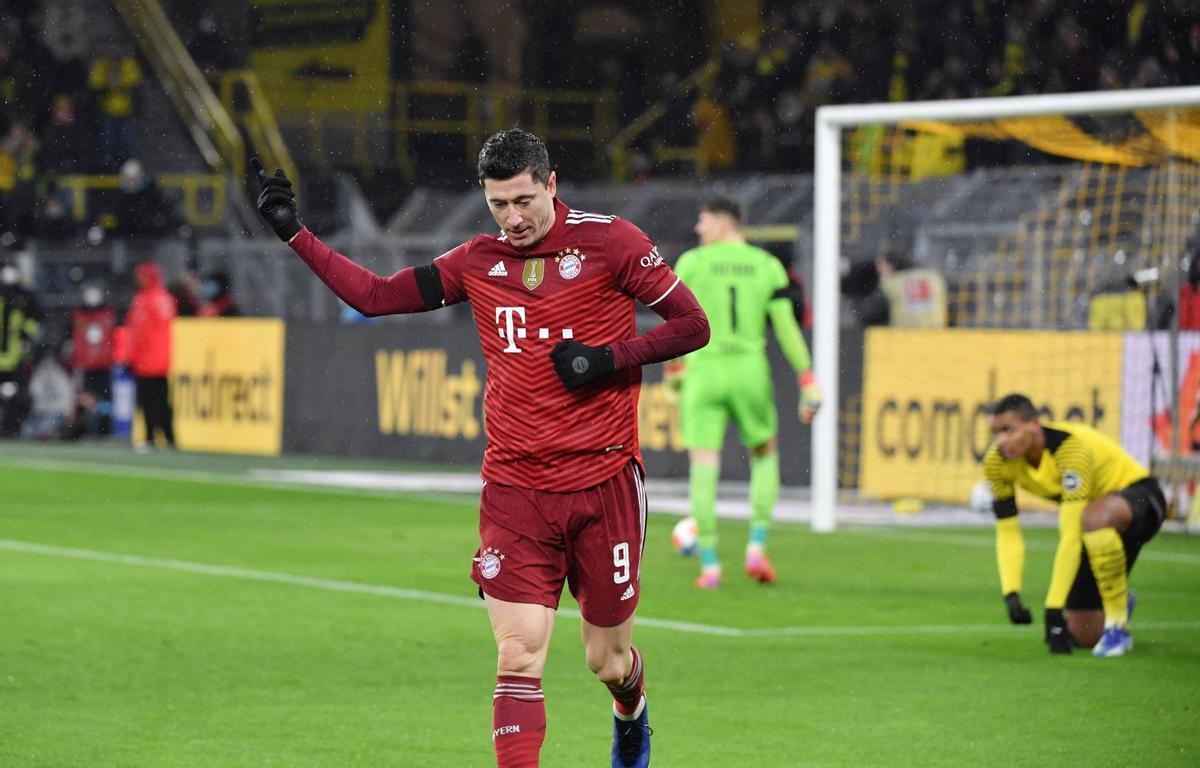 Lewandowski celebra uno de sus dos goles al Dortmund.