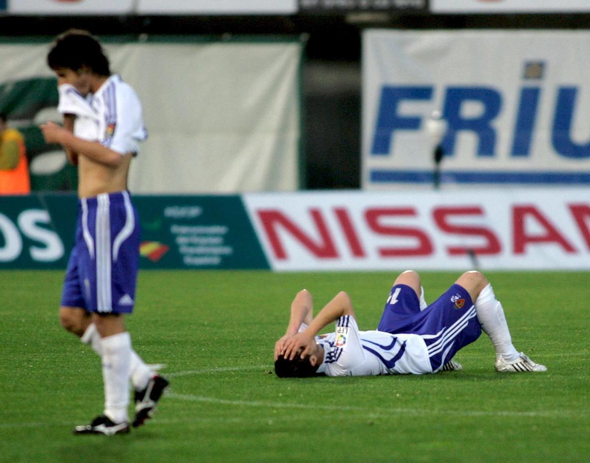 Dos jugadores del Zaragoza lamentan el descenso de 2008 consumado en Mallorca.