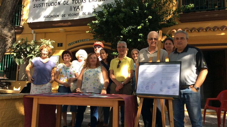 Los vecinos, en la rueda de prensa de ayer, en la sede de la Asociación de Vecinos del Palo.