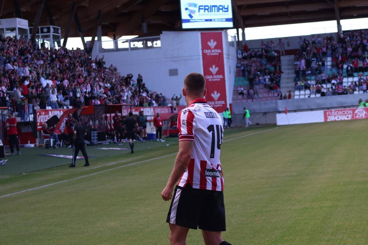Partido entre el Zamora CF y el Cacereño disputado en el Estadio Municipal Ruta de la Plata.