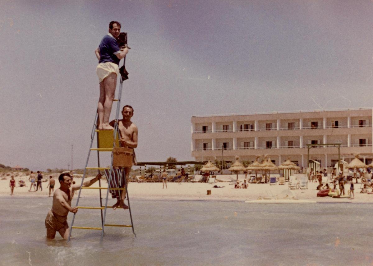 Josep Planas i Montanyà con su equipo de Casa Planas subido a una escalera para obtener mejores planos.