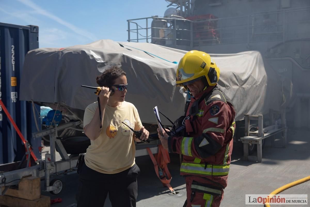 Espectaculares imágenes del simulacro de accidente de la Armada en el Puerto de Cartagena