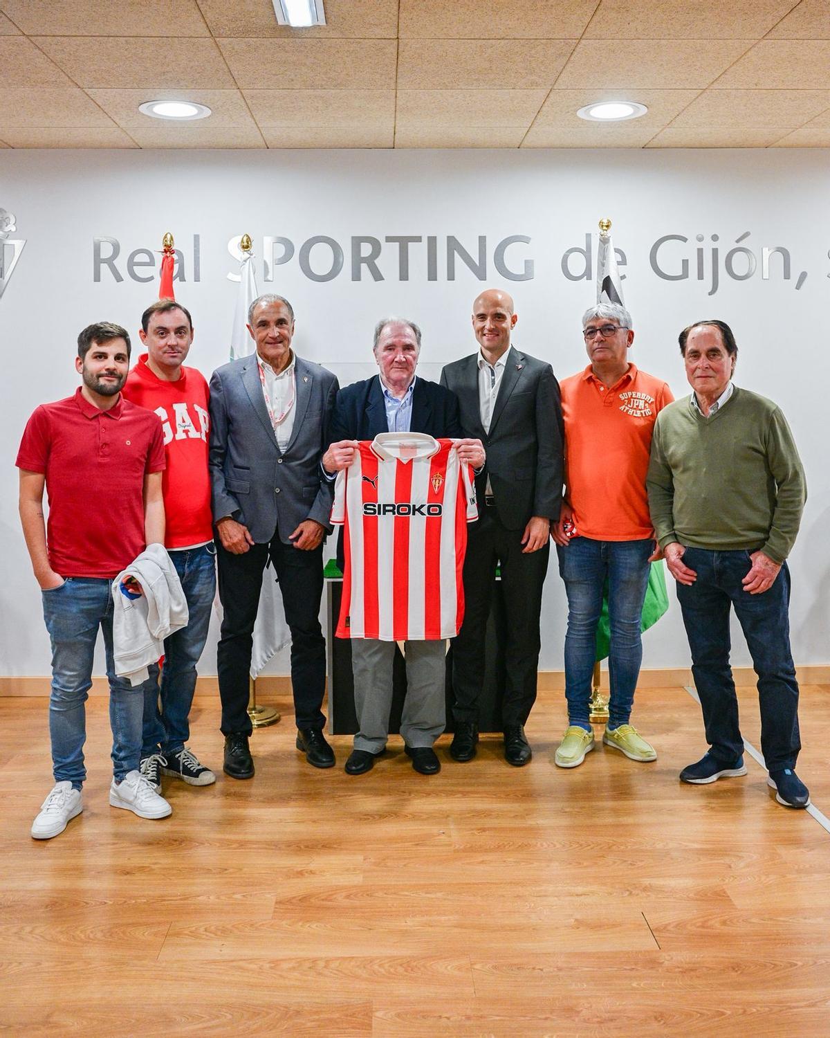 Diego Álvarez Bada, segundo por la izquierda, con otros representantes del Sporting