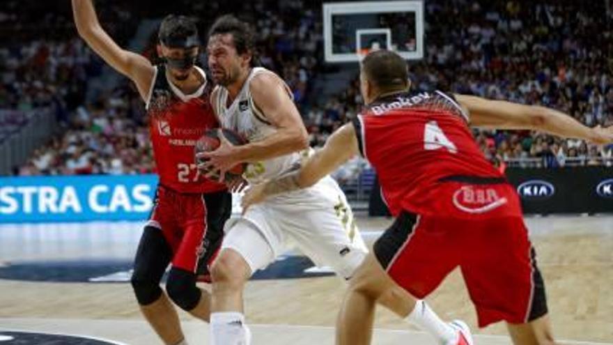 Llull entra a canasta defendido por Marc García y Bobrov.